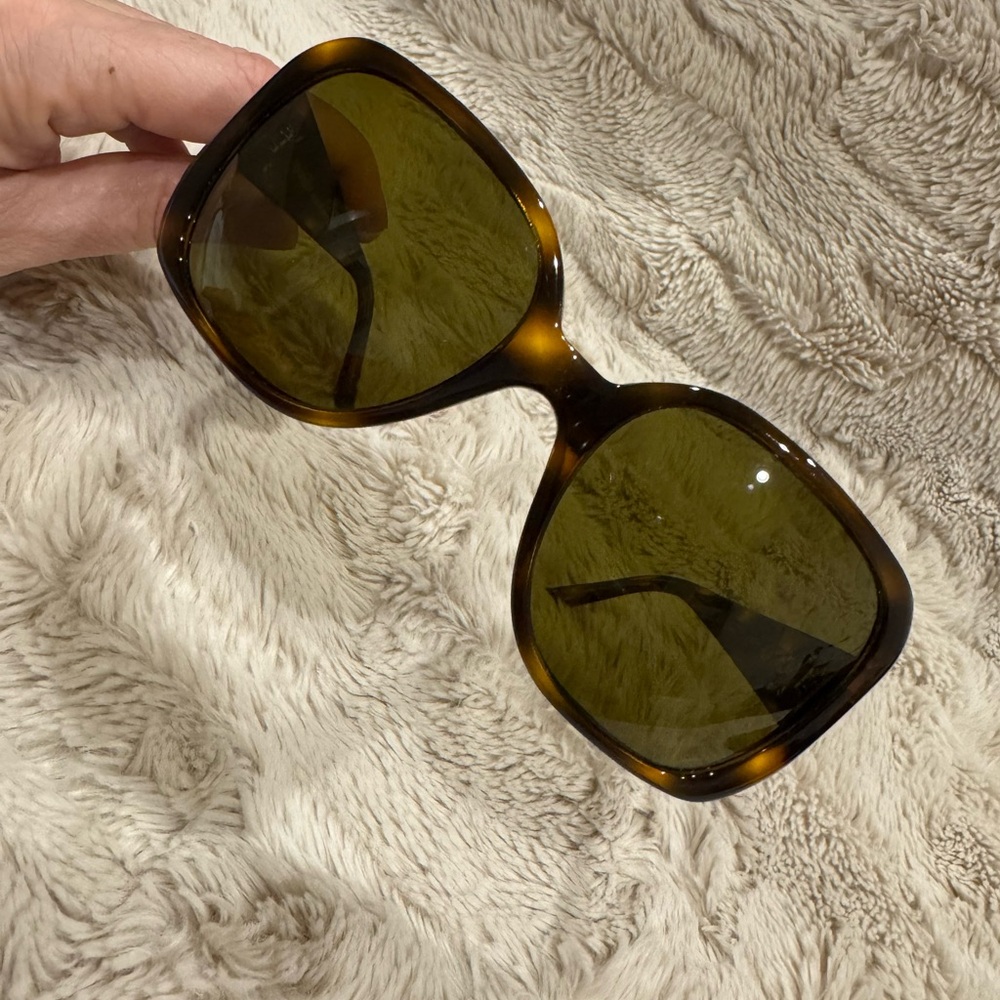 Stunning Chanel sunglasses! Like new!